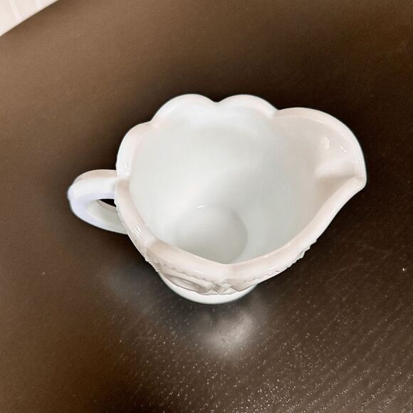 Vintage L.E. Smith Glass Moon and Stars Milk Glass Creamer - Picture 5 of 5